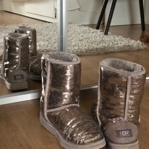 Uggs  - Strl 40, tappat några paljetter annars väldigt bra skick, inte utslitna i undersulan eller nertrampade som uggs kan bli. Fortfarande rätt fluffiga inuti.
