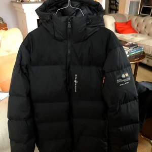 Sail Racing Vinter Jacka - Sail Racing M Cape Down jacka. Försiktigt använd och i bra skick. 5st fickor varav en är på insidan av jackan. Justerbar huva, armar och längst ner vid midjan. Rätt stor i storleken så passar M också. Ny pris 3500kr. Pris kan diskuteras vid snabb affär.