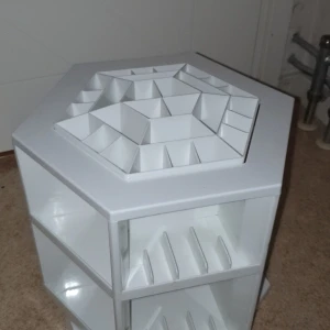 Sminkförvaring - Vit sminkförvaring. Snurrar och rymmer mycket, har många olika fack. Superbra skick, inte mycket använd och inga fläckar! Pris kan diskuteras vid snabb affär