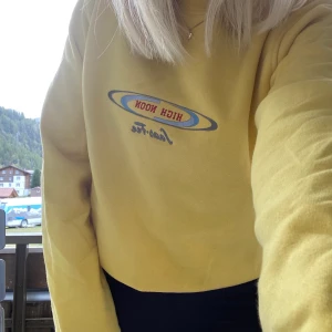 Gul HIGH-NOON tröja - En gul tjocktröja från HIGH-NOON  med prislappen kvar, storlek L men skulle säga att den är som en S/M. Köpt för 600kr🥰