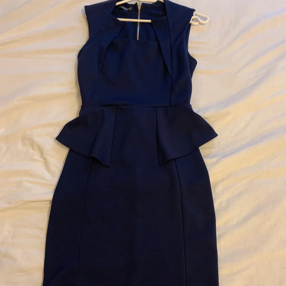 En tight klänning färg mörkblå med bra skick behaglig att ha på sig. Klänningar.