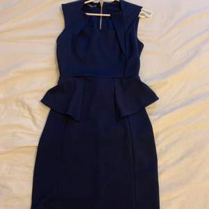 En tight klänning färg mörkblå med bra skick behaglig att ha på sig