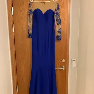 Figursydd kornblå klänning med lätt släp, skönt material och är nu i skick