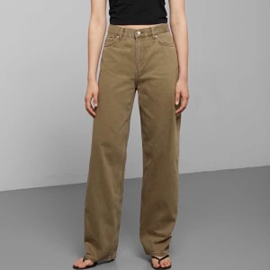 Jeans - Säljer dessa coola jeans från weekday som inte säljs längre! Storlek 27/32. Jättehäftig grön/brun färg och väldigt bekväm modell. Använda typ 2 gånger, så gott som nya.  Säljer då de inte är min rätta storlek💛