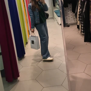Jeans jacka - En varmare jeans jacka med mjuk tyg inne i jackan. Från h&m på barnavdelningen. Säljer pga den inte kommer till  andvänding längre💜