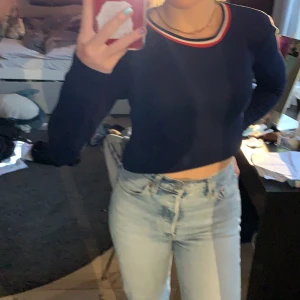 Tajt långarmad tröja med fina detaljer vid halsen - Mörkblå lång armad. Använder inte längre för den är liten 