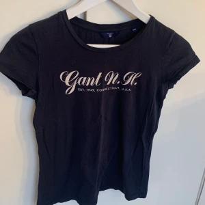 T-shirt GANT - Säljer denna snygga T-shirt från Gant strl xxs, passar även xs. Fint skick! Pris + frakt