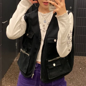 Cool väst - En väldigt cool väst som är i jeans material🖤 har inte använt den mer än 3ggr så är i nästan ny skick. Står storlek L fast är ganska kort så passar bäst någon som har xs-m 🖤