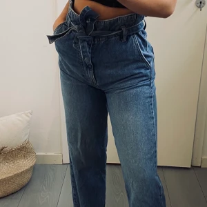 JEANS - Dessa SKIIIT snygga jeans från GinaTricot med as cool bältes detalj i midjan. Avtagbart bälte går att använda jeansen utan bälte oxå. Nypris 599kr knappt använda. Säljes för 249kr