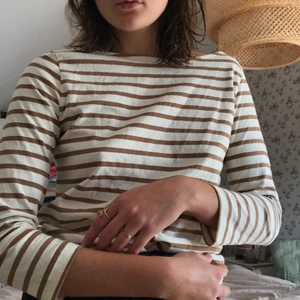 Trekvartslång tröja från Arket  - Säljer då den är för liten för mig. Superfin nougat-färg!