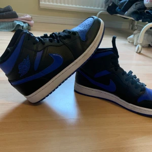 Nike Jordan 1 - Nike Jordan 1. Den vita sulan går att göra rent. Storlek 42,5 men passar även 41 och 42! ❤️ 