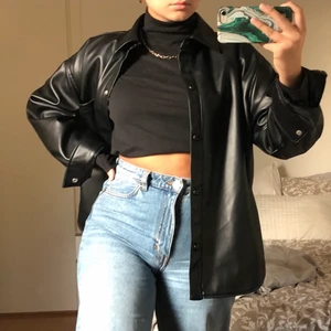 Snygg läderjacka - Säljer min skitsnygga längre jacka i fejkläder, använd några gånger så skicket är väldigt bra!💞 trendig nu till hösten och passar verkligen till allt🍂 Buda i kommentarerna, budgivningen avslutas IKVÄLL KL 21.00!                   LEDANDE BUD: 530kr 