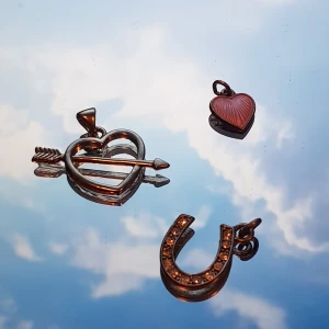 Tre söta berlocker - Tre söta berlocker/hängen. 15kr styck eller alla för 30kr. Frakt 12kr oavsett hur många man köper. Dock ingår alltid gratis frakt vid köp över 300kr i min butik 🥰 Skriv i dm vid intresse eller för frågor! 