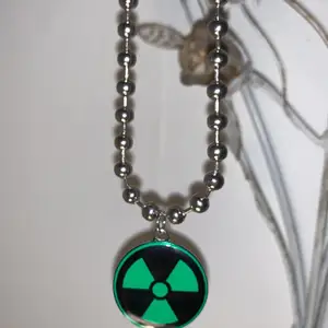 Snygg halsband med Toxic märke på i färgen grön 