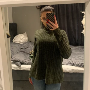 Tröja  - Tjock tröja som är perfekt för vinter/höst väder. Mörkgrön, har en liten krage vid halsen och slitsar vid höfterna❤️ är lite större i storleken.