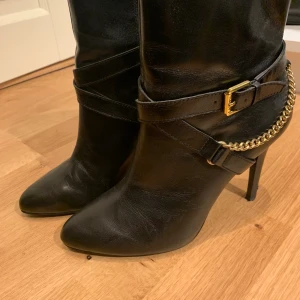Ralph Lauren stövletter stl.38 - Vrålsnygga stövletter med fräcka detaljer och knappt använda.
