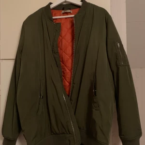 Längre bombarjacka - Jättefin längre grön bomberjacka Från Gina Tricot Strl 44, passar även 46 Använd, men superbra skick Nypris 499kr