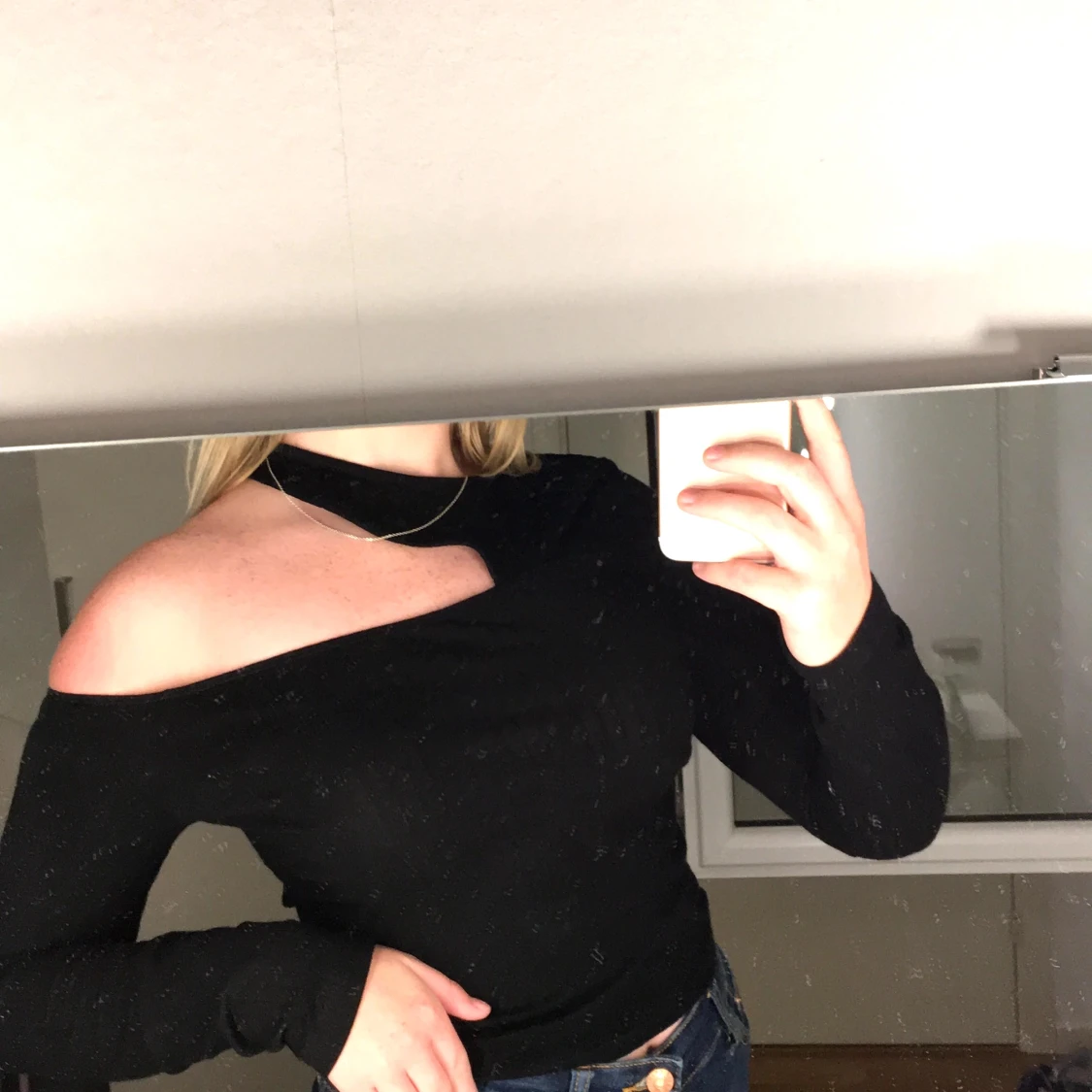 Svart och vit tröja tröja med slits i armen.