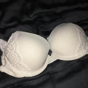 Bh - En fin bh från H&M i 70b med pushup. Frakt tillkommer! 