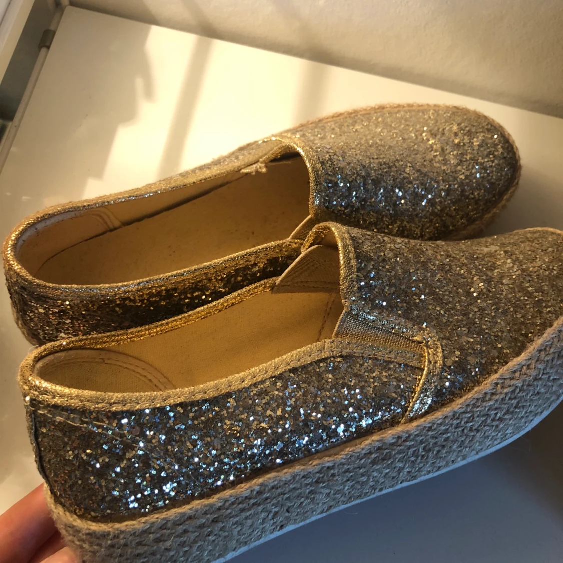 Guldglittriga skor. Storlek 40