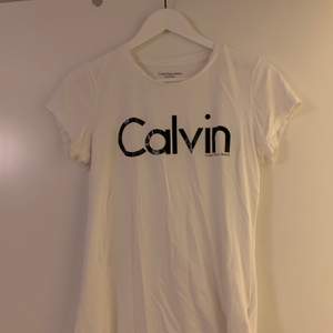 Vit Calvin Klein T-shirt i storlek M. Köpt i USA. Använd men bra skick. Köparen står för frakt, kan mötas upp i Stockholm. Pris kan diskuteras. 