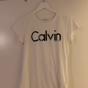 Calvin Klein T-shirt - Vit Calvin Klein T-shirt i storlek M. Köpt i USA. Använd men bra skick. Köparen står för frakt, kan mötas upp i Stockholm. Pris kan diskuteras. 