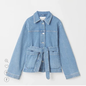 Jeansjacka Carin Wester - Säljer superfin jeansjacka från Carin Wester med knyte i midjan, storlek 36. Köpte den för 800kr och säljer för 350kr.