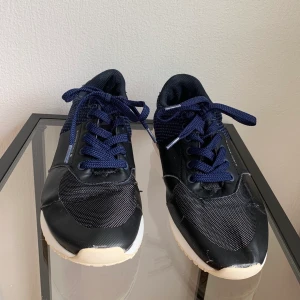 Björn Borg herr skor - Ett par marinblå herrskor i från Björn Borg i storlek 42.