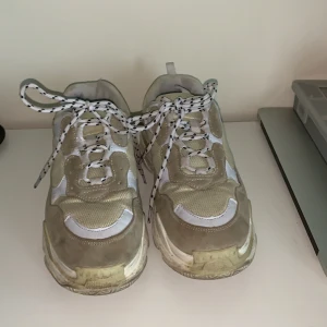 Chunky sneakers från Bohoo strl 39 - Ett par super snygga och trendiga chunky sneakers fårn Bohoo, väldigt lika de från Balneciaga!! Säljes pga att jag inte har den ”stilen” längre och de endast tar plats. Tvättad SJÄLVKLART innan de säljs. Rätt flitigt använda. Stora i Strl!