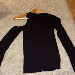 Tröja med fin detalj  - Helt ny 