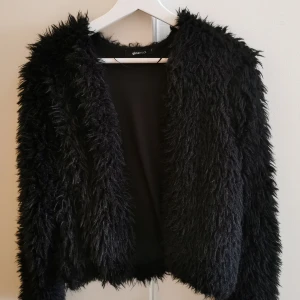 Fake pälsjacka från Ginatricot 🖤 - Säljer min pälsjacka från Ginatricot (inte äkta päls), endast använd 2 gånger vid festtillfällen. Jackan passar utmärkt till vardags men även till festligare tillfällen🖤