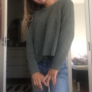 Stickad från VERO MODA - En grön stickad tröja som knappt är använd ca 3 gånger!