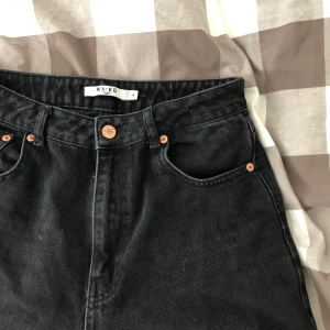 Straight Jeans - NaKd - Svarta High Waist Raw Hem Straight Jeans från NaKd i storlek 38. Nyskick, köpta för 500kr. Budgivning börjar på 250, frakt 63kr ✨