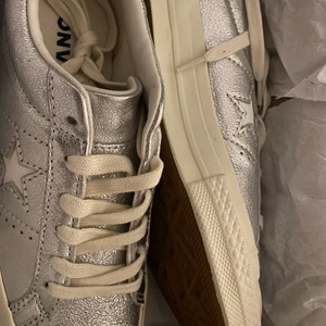 Converse one star OX - Dessa är Converse i silver storlek 36,5, de är helt oanvända och är unisex alltså funkar för både män och kvinnor. 