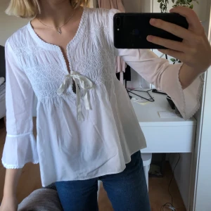 Odd Molly blus  - Pris kan diskuteras! Säljer vit Odd Molly blus i jättefint skick!! 🥰 Köparen står för frakten