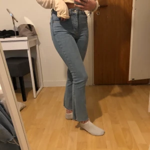 Slutsålda Zara jeans - Slutsålda jeans från Zara. Sitter som korta bootcut jeans. Är tajta och sedan svänger ut. Dom är hyfsat bra skick. Säljer för 100kr + frakt. 