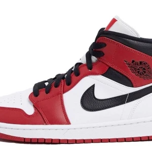 Jordan 1 Mid Chicago 2020 - Säljer nu denna sjukt trendiga modell från märket 🔥Jordan🔥 i färgen CHICAGO! 💥🚗🔴 3x EU 42 finns på lager!
