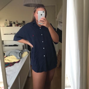 Skjorta från Ralph Lauren  - Marinblå skjorta från Ralph Lauren med vita små ränder. I fint skick. Möts upp i Stockholm, annars står du för frakt <3