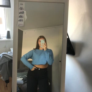 Tjocktröja 💙 - Jättefin och såååå skön tröja i en härlig blå färg 💙💙 Kommer inte ihåg vart jag har köpt den tyvärr :( Den är storlek L för en lite oversized modell och sitter snyggt på mig som i vanliga fall har S/M 💙 Lite nopprig men ingen fara! Köpare står för frakt!