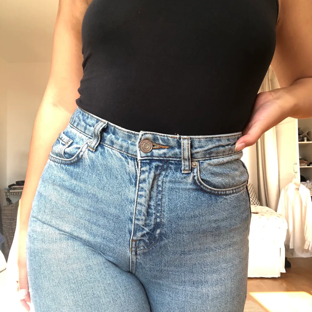 Gina Tricots mom jeans modell IRIS. Tycker inte dom är lika fina på mig som förr så säljer vidare! Dom är tighta upptill och släpper vid knäna och nedåt. Jeans & Byxor.