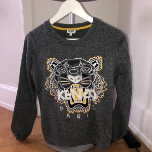 Kenzo Tröja  - En grå Kenzo tröja i storlek S. Den är i ett väldigt fint skick. Jag står för frakten.