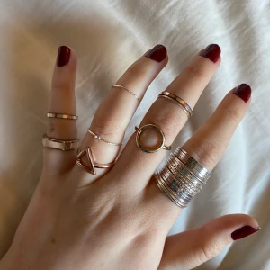 RINGPACK!! - 24 st ringar som säljs i ett stort pack. De är i olika storlekar mellan ca XS-XL. Olika skick, vissa är i bra skick andra i sämre. Sälja endast som pack. 60 kr + frakt! Frakten är Max 42 kronor, troligtvis 22 kr.