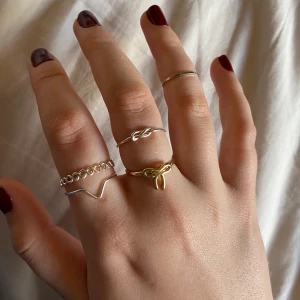 RINGPACK! - 5 st ringar som säljs tillsammans. ca XS-L. Olika skick, några är lite rostiga tex, se bilder. 30 kr + 11 kr frakt!