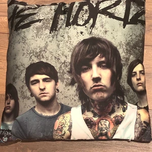 Kuddfodral Bring Me The Horizon - GRATIS FRAKT! Prydnadskudde med bring me the horizon på båda sidor. Glansigt material. INNERKUDDE INGÅR INTE! Kontakta vid frågor angående mått eller annat :)