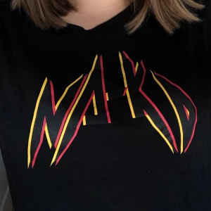 T-shirt 🧡 - Cool t-shirt från Na-Kd med ett rockigt tryck! 🖤🧡 Använd men fortfarande i bra skick! I storlek M men passar även XS/S då den är ganska liten i storleken! 🧡 Köpare står för frakt!