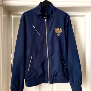 Morris jacka - Morris original! Som ny!  En höst/ vår/ skaljacka från Morris. Endast använd fåtal gånger Vind och vatten avvisande material med praktiska och fina detaljer Nypris ca 2499kr. Kan skicka och mötas upp. 