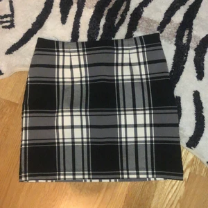 Rutig minikjol - Superfin rutig minikjol från Urban Outfitters. Endast använd 3 gånger. Möts upp i Sthlm eller fraktar😇 Storlek XS