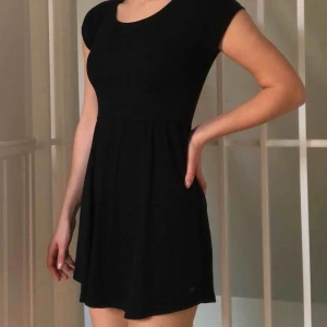  - Såååå fin skater dress ifrån Amy&Ivy i storlek XS. Jätte skön och lätt att både klä upp och ner. I perfekt skick förutom att A:et på loggan har försvunnit som syns på bild tre. (Loggan = ca 1x1,5 cm). Du som köpare står för frakt❤️