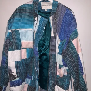 Jacka CARIN Wester - Coolaste jackan!! Over-Sized från märket Carin Wester. Använd fåtal gånger endast!! 😎😎😎🦄 Tar Swish. Fraktkostnad på 110kr tillkommer