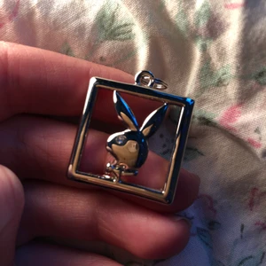Playboy  - Playboy ”hänge”, aldrig använt. De har en liten diamant som öga, jätte snygg detalj ;) köparen står för frakten <3 (obs kedjan medföljer ej!) 